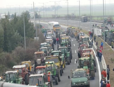 Εκλεισαν και τα δύο ρεύματα της Εθνικής στον κόμβο της Νίκαιας από το μπλόκο των αγροτών (φωτό)